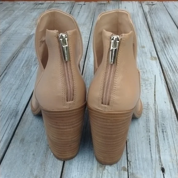 VINCE CAMUTO Ankle Boots. - Picture 7 of 14